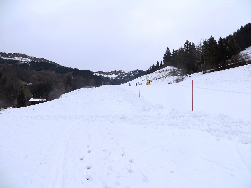 Foto: Andreas Koller / Skitour / Trainingstour Dorfgastein: Zur Reiterhütte (1478m) / Die ersten Aufstiegsmeter neben der Piste / 13.12.2025 02:09:41