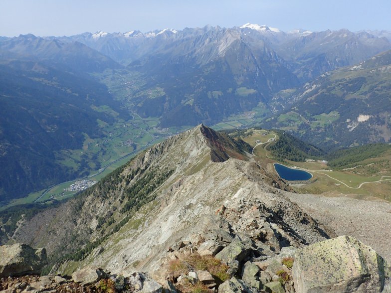 Foto: Manfred Karl / Klettertour / Rotenkogel (2762 m) Nordwestgrat / Tiefblick über den Grat Richung Matrei / 24.06.2026 15:56:24