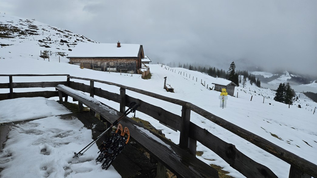 Foto: Manfred Karl / Schneeschuhtour / Zu den Vier Hütten (1545 m) / Bei der Brandstätthütte / 23.06.2026 10:51:11
