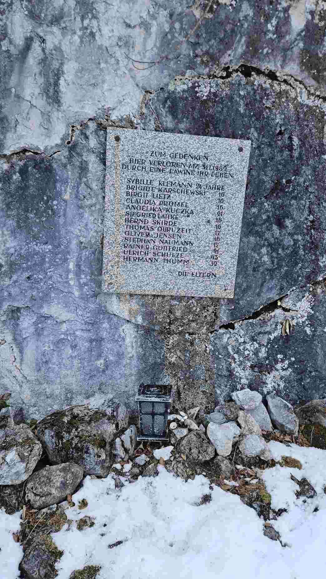 Foto: Manfred Karl / Schneeschuhtour / Von Werfenweng zur Elmaualm (1513 m) / Gedenktafel für das Lawinenunglück / 08.05.2026 13:39:41