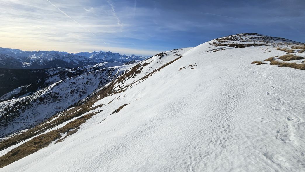 Foto: Manfred Karl / Schneeschuhtour / Mit Schneeschuhen auf den Klingspitz (1988 m) und Hochkasern (2017 m) / Hier links hinunter in die Südflanke / 08.05.2026 16:21:13