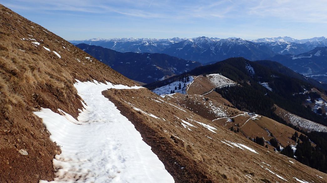 Foto: Manfred Karl / Schneeschuhtour / Mit Schneeschuhen auf den Klingspitz (1988 m) und Hochkasern (2017 m) / Abstieg quer durch die Südflanke des Klingspitz / 08.05.2026 16:20:47