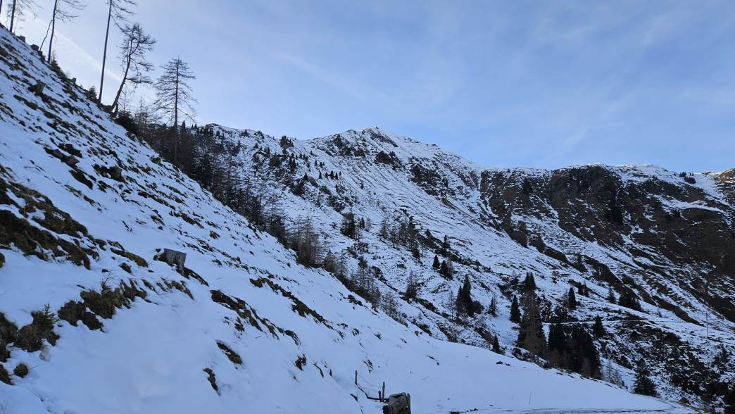 Foto: Manfred Karl / Schneeschuhtour / Mit Schneeschuhen auf den Klingspitz (1988 m) und Hochkasern (2017 m) / Rückblick zum Klingspitz / 08.05.2026 16:18:59