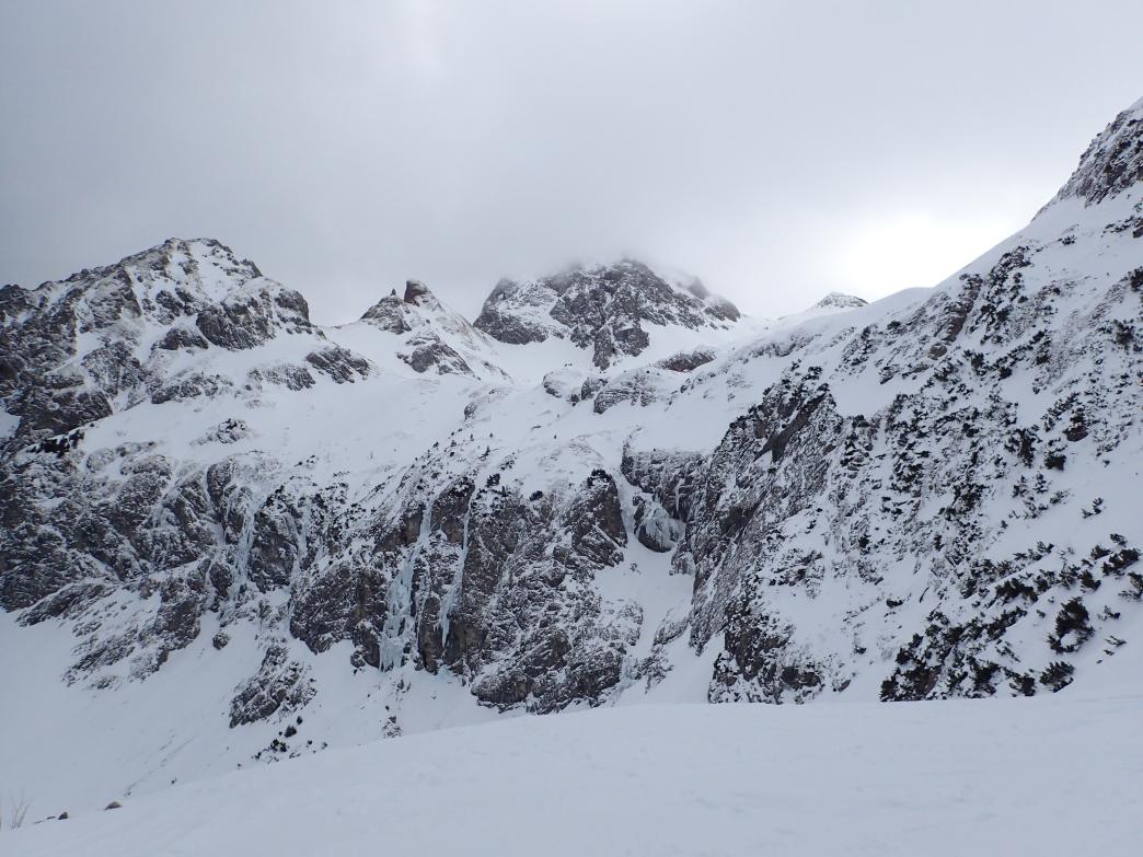 Foto: Manfred Karl / Skitour / Ruchwannenkopf (2179 m) - Überschreitung / Hochkünzelspitze im Nebel / 23.06.2026 10:11:10