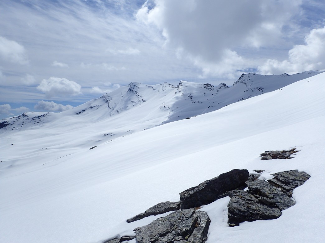 Foto: Manfred Karl / Skitour / Noespitze (3005 m) und Herbertturm (2971 m) aus dem Seidlwinkltal / Querung zur Noespitze - etwas rechts der Bildmitte / 23.06.2026 14:54:33