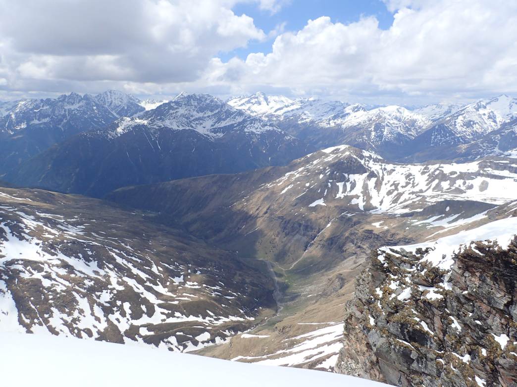 Foto: Manfred Karl / Skitour / Noespitze (3005 m) und Herbertturm (2971 m) aus dem Seidlwinkltal / Ausblick zur Schobergruppe / 23.06.2026 14:48:54