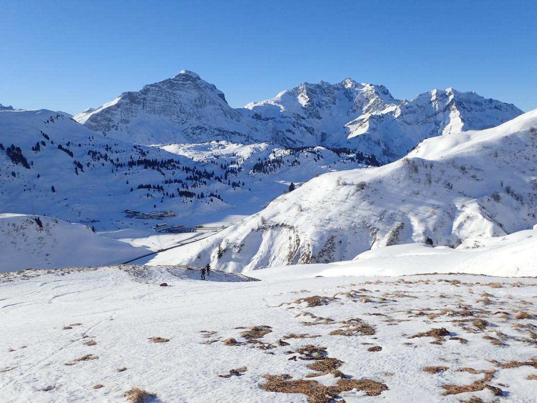 Foto: Manfred Karl / Skitour / Widderstein Ostgratscharte (2345 m) – Geißhorn (2366 m) / Rechts der Bildmitte Braunarlspitze und Hochberg / 23.06.2026 11:30:08