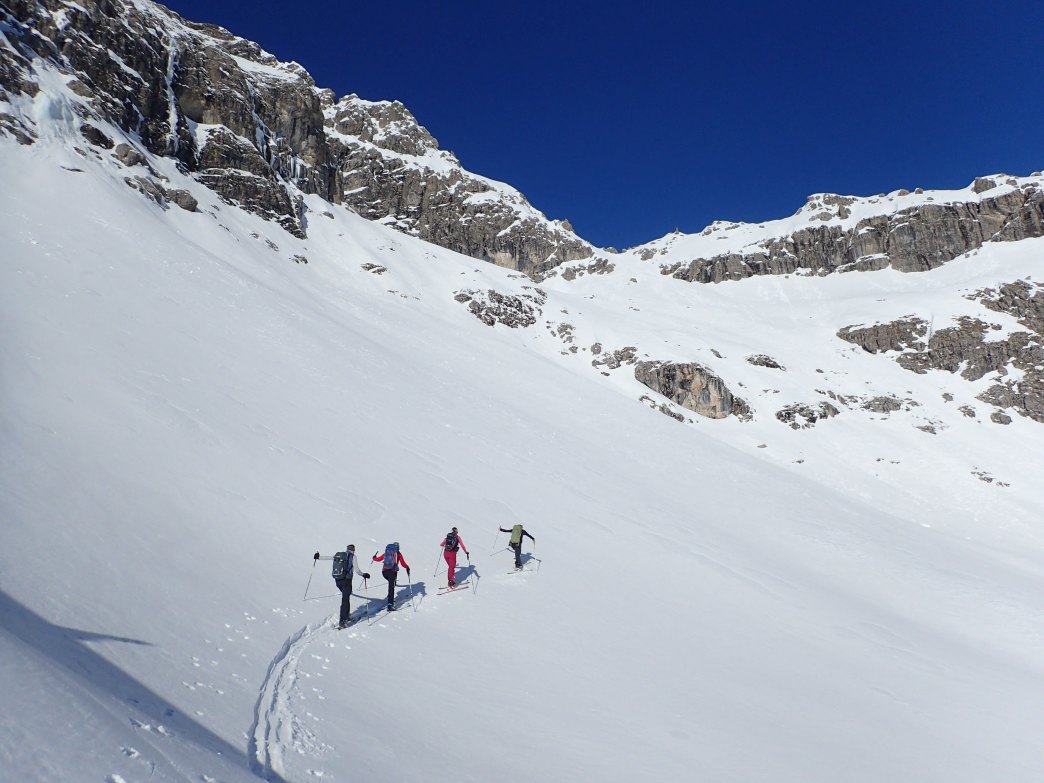 Foto: Manfred Karl / Skitour / Widderstein Ostgratscharte (2345 m) – Geißhorn (2366 m) / Querung in das Kar unterhalb vom Widderstein / 23.06.2026 11:28:04