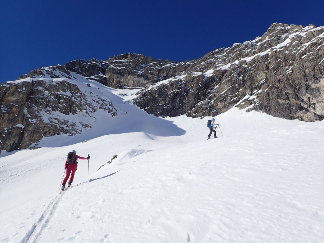 Foto: Manfred Karl / Skitour / Widderstein Ostgratscharte (2345 m) – Geißhorn (2366 m) / Ein kurzes Stück ist es wieder flacher / 23.06.2026 11:25:33