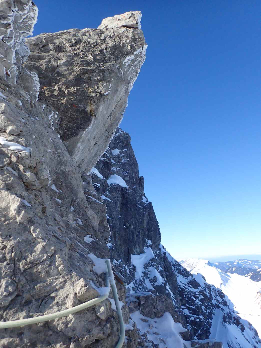 Foto: Manfred Karl / Skitour / Widderstein Ostgratscharte (2345 m) – Geißhorn (2366 m) / In der Scharte, auch nach Norden gibt es eine Abfahrt - mit Abseilen! / 23.06.2026 11:22:56