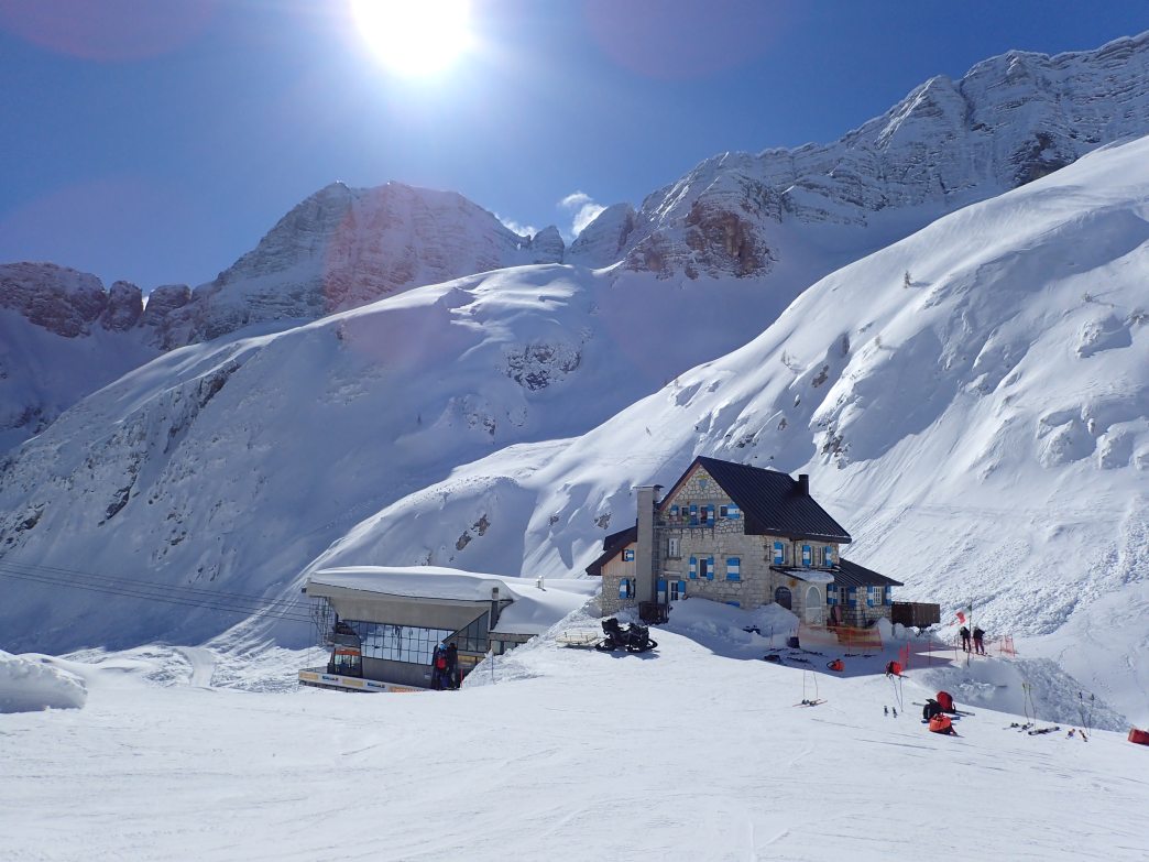 Foto: Manfred Karl / Skitour / Prestreljenik Fenster (2391 m) – Sella Ursic (2280 m) / Rif. Celso Gilberti, links oberhalb der Prestreljenik / 23.06.2026 12:26:24