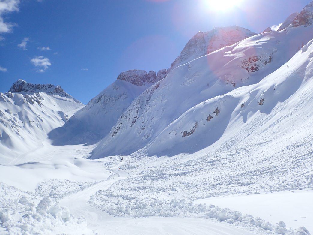 Foto: Manfred Karl / Skitour / Prestreljenik Fenster (2391 m) – Sella Ursic (2280 m) / Die Tourengeherspur ist nach Tagen mit LWS 4 wieder präpariert / 23.06.2026 12:25:31