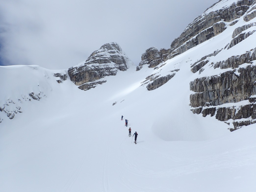 Foto: Manfred Karl / Skitour / Prestreljenik Fenster (2391 m) – Sella Ursic (2280 m) / Querung in das Kar unterhalb vom okno / 23.06.2026 12:20:10