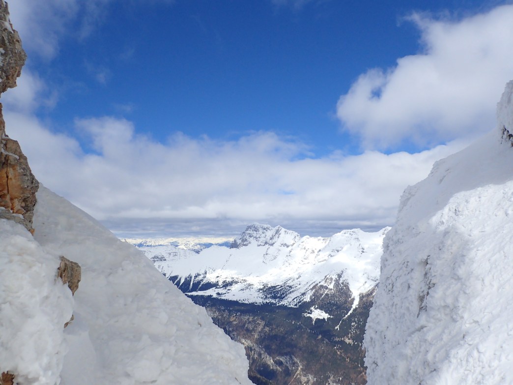Foto: Manfred Karl / Skitour / Prestreljenik Fenster (2391 m) – Sella Ursic (2280 m) / Ausblick zum Montasch / 23.06.2026 12:18:53