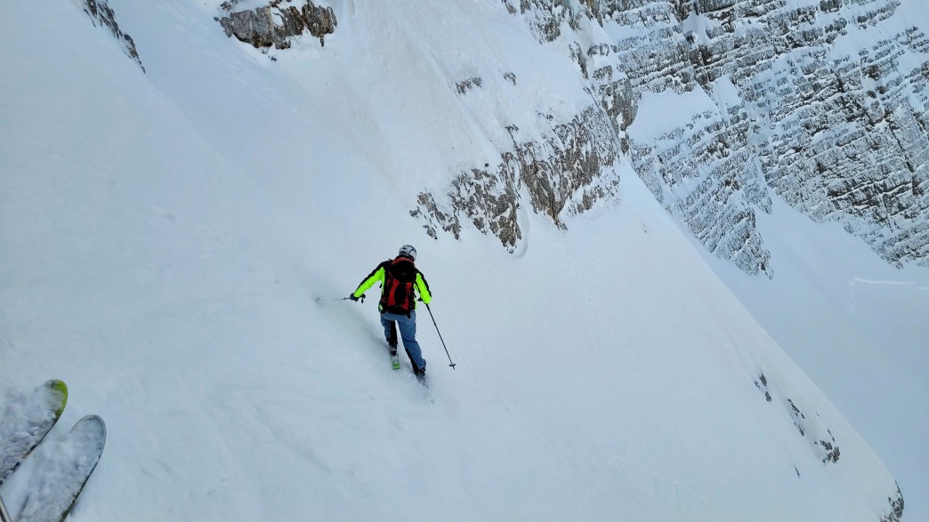 Foto: Manfred Karl / Skitour / Prestreljenik Fenster (2391 m) – Sella Ursic (2280 m) / Einfahrt in den Steilhang bei diffuser Sicht / 23.06.2026 11:45:35