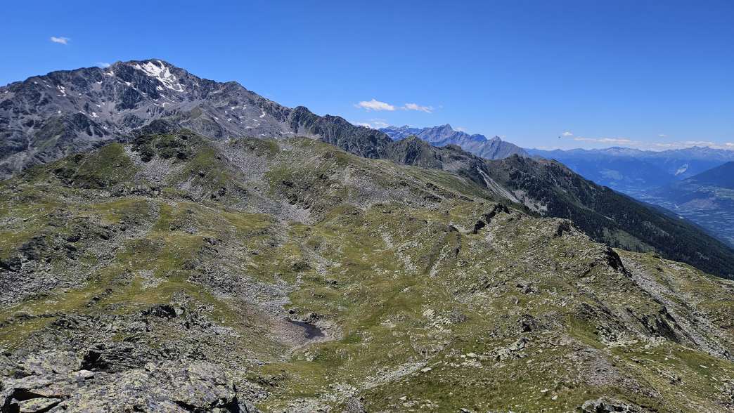 Foto: Manfred Karl / Wandertour / Hoher Dieb (2730 m) von der Tarscher Alm / Vom P. 2558 blickt man über die Löffelschale zum Hasenöhrl / 22.09.2026 19:53:32