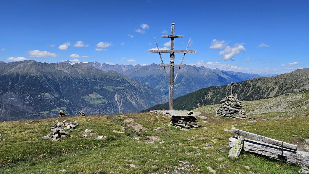 Foto: Manfred Karl / Wandertour / Hoher Dieb (2730 m) von der Tarscher Alm / Wetterkreuz unterm Tarscher Joch / 22.09.2026 19:50:02