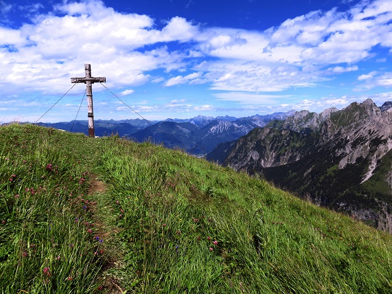 Foto: Andreas Koller / Wandertour / Mottakopf - Wächter über dem Brandnertal (2176m) / Bald ist das Gipfelkreuz erreicht / 30.09.2026 22:21:14