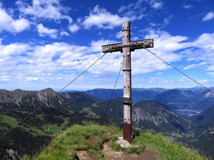 Foto: Andreas Koller / Wandertour / Mottakopf - Wächter über dem Brandnertal (2176m) / Gipfelkreuz am Mottakopf / 30.09.2026 22:26:12