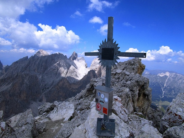 Foto: Andreas Koller / Klettersteigtour / Via ferrata Furcela Nives und Piz Duleda (2909m) / Gipfelkreuz am Piz Duleda / 11.10.2026 22:44:23