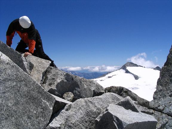 Foto: Andreas Koller / Wandertour / Cresta Croce und Cannone 149 (3330 m) / Kletterei im Gipfelbereich mit Crozzon di Lares (3358 m) im Hintergrund / 15.05.2007 23:34:55
