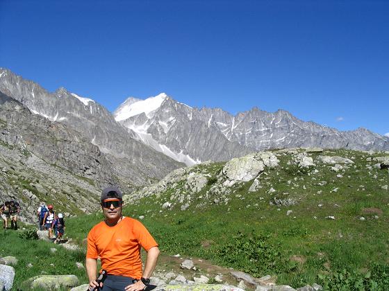 Foto: Andreas Koller / Wandertour / Cresta Croce und Cannone 149 (3330 m) / Im Aufstieg zum Rif. Mandron mit Presanella (3558 m) im Hintergrund / 15.05.2007 23:39:46