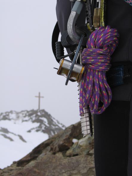 Foto: Andreas Koller / Wandertour / Aus dem Fornokessel auf den Palon de la Mare (3703 m) / Eisschraube am Gipfel des Monte Vioz / 28.05.2007 11:10:42