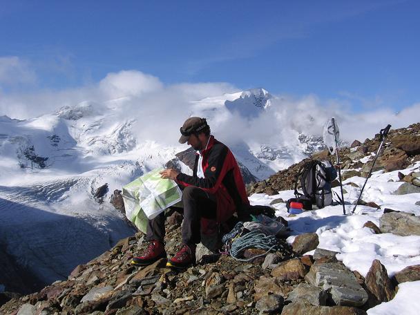 Foto: Andreas Koller / Wandertour / Aus dem Fornokessel auf den Palon de la Mare (3703 m) / Kartenstudium mit Punta San Matteo (3678 m) im Hintergrund / 28.05.2007 11:12:36