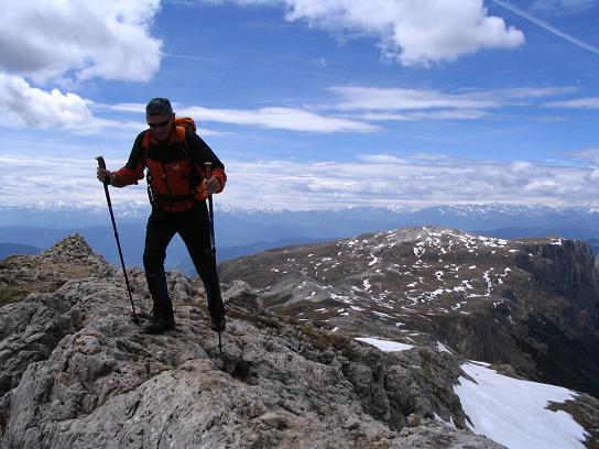 Foto: Andreas Koller / Wandertour / Schlern und Grödner Höhenweg (2656 m) / Am Grat auf die Roterdspitze / 22.04.2007 21:48:27
