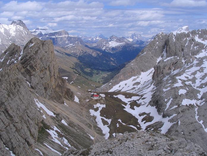 Foto: Andreas Koller / Wandertour / Schlern und Grödner Höhenweg (2656 m) / Tiefblick auf die Tierser Alpl Hütte / 22.04.2007 21:47:56