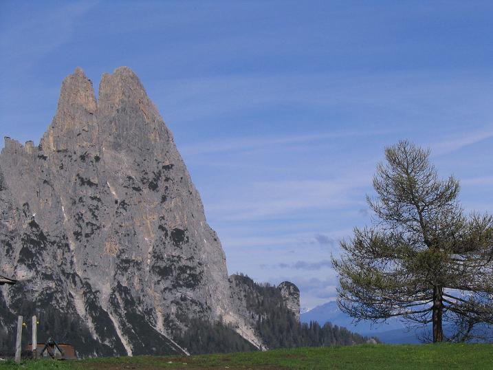 Foto: Andreas Koller / Wandertour / Schlern und Grödner Höhenweg (2656 m) / Die Santnerspitze / 22.04.2007 21:51:44