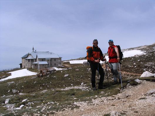 Foto: Andreas Koller / Wandertour / Schlern und Grödner Höhenweg (2656 m) / Das Schlernhaus, 15 Min. unter dem Gipfel / 22.04.2007 21:50:55