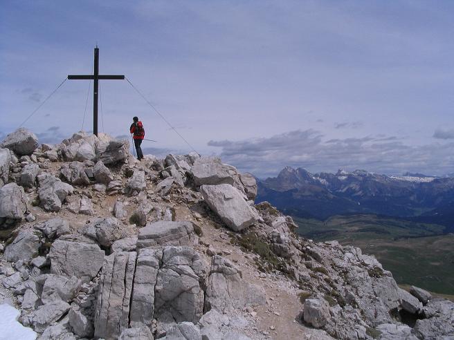 Foto: Andreas Koller / Wandertour / Schlern und Grödner Höhenweg (2656 m) / Das Gipfelkreuz am Petz / 22.04.2007 21:50:38
