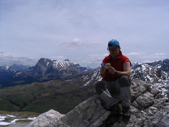 Foto: Andreas Koller / Wandertour / Schlern und Grödner Höhenweg (2656 m) / Vom Petz weiter Blick auf die Seiser Alm und Platt- sowie Langkofel / 22.04.2007 21:50:22