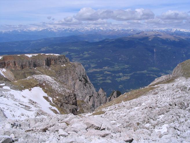 Foto: Andreas Koller / Wandertour / Schlern und Grödner Höhenweg (2656 m) / Blick in das Bozener Becken / 22.04.2007 21:49:55