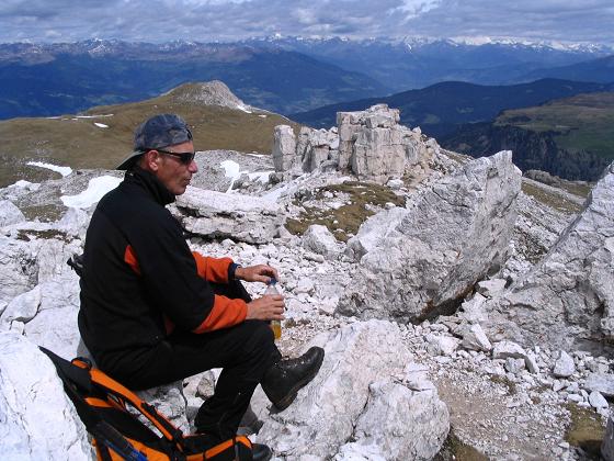 Foto: Andreas Koller / Wandertour / Schlern und Grödner Höhenweg (2656 m) / Gipfelrast am Petz mit Blick zum Burgstall / 22.04.2007 21:49:29