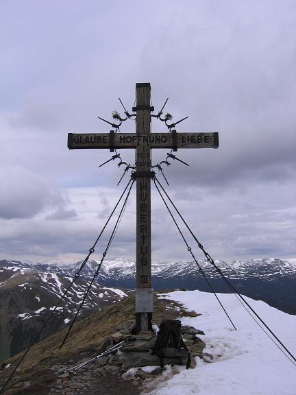 Foto: Andreas Koller / Wandertour / Lattersteig und sechs Gipfel (2320 m) / Gipfelkreuz am Schoberriegel / 22.04.2007 22:13:49