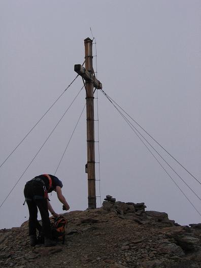 Foto: Andreas Koller / Wandertour / Hintere Eggenspitze - auf den höchsten Gipfel über dem Ultental (3443 m) / Gipfelkreuz auf der Hinteren Eggenspitze / 26.04.2007 22:08:27