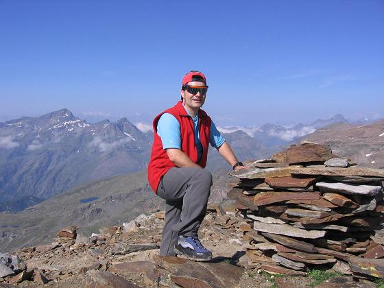 Foto: Andreas Koller / Wandertour / In den südliche Walliser Alpen auf die Ludwigshöhe (4341 m) / Am Stolenberg (3202 m), der im Aufstieg überschritten wird / 25.04.2007 19:35:54