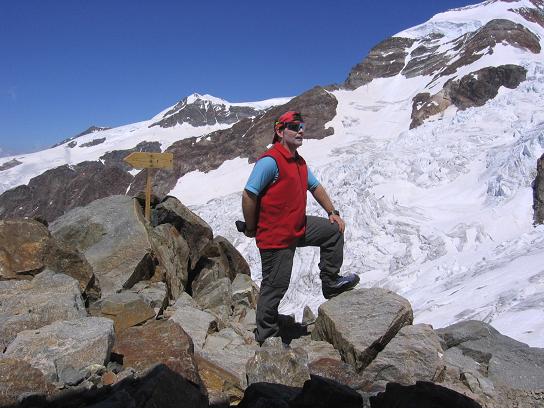 Foto: Andreas Koller / Wandertour / In den südliche Walliser Alpen auf die Ludwigshöhe (4341 m) / Beim Rifugio Gnifetti / 25.04.2007 19:39:32
