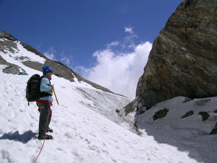 Foto: Andreas Koller / Wandertour / In den südliche Walliser Alpen auf die Ludwigshöhe (4341 m) / Randspalte beim Rifugio Gnifetti / 25.04.2007 19:38:26