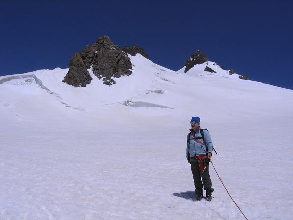 Foto: Andreas Koller / Wandertour / In den südliche Walliser Alpen auf die Ludwigshöhe (4341 m) / Vor dem Balmenhorn und Schwarzhorn (Corno Nero, 4321 m) in Hintergrund / 25.04.2007 19:38:02