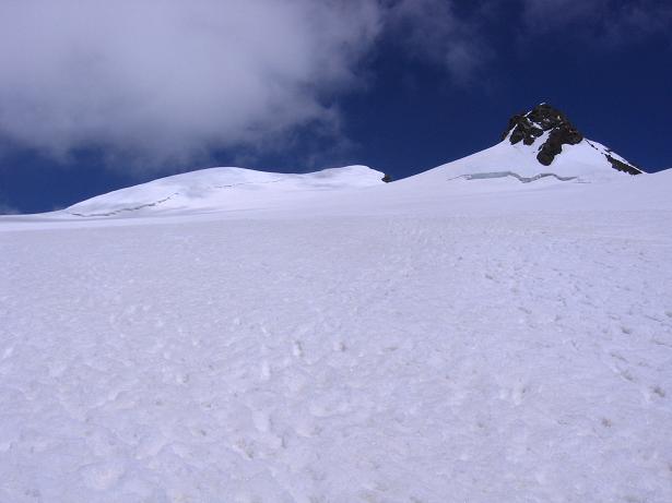 Foto: Andreas Koller / Wandertour / In den südliche Walliser Alpen auf die Ludwigshöhe (4341 m) / Links Ludwigshöhe, rechts Schwarzhorn (4321 m) / 25.04.2007 19:37:29