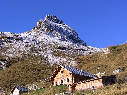 Foto: Andreas Koller / Wandertour / Lanisch Seen und Oblitzen (2658 m) / Prächtige Lage der Ochsenhütte im hinteren Pöllatal / 09.01.2007 01:41:57