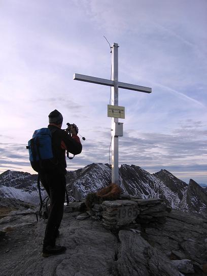 Foto: Andreas Koller / Wandertour / Lanisch Seen und Oblitzen (2658 m) / Gipfelkreuz auf der Oblitzen / 27.04.2007 22:58:01