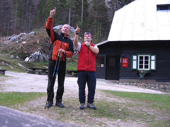 Foto: Andreas Koller / Wandertour / Spik - Überschreitung (2473 m) / Bei der Koca v Krnicic / 26.04.2007 22:38:19
