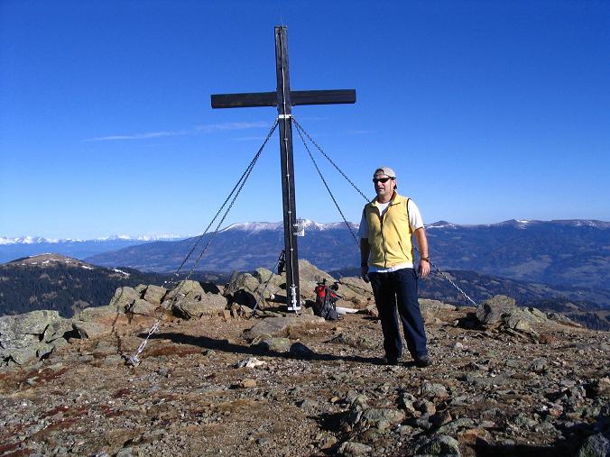 Foto: Andreas Koller / Wandertour / Vom Klippitztörl über die Große Saualpe (2079 m) / Am Geierkogel-Gipfel mit Blick nach N / 26.04.2007 21:43:27