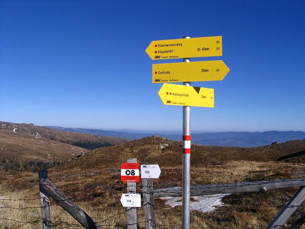 Foto: Andreas Koller / Wandertour / Vom Klippitztörl über die Große Saualpe (2079 m) / Wegweiser beim Eisernen Kreuz / 26.04.2007 21:45:09