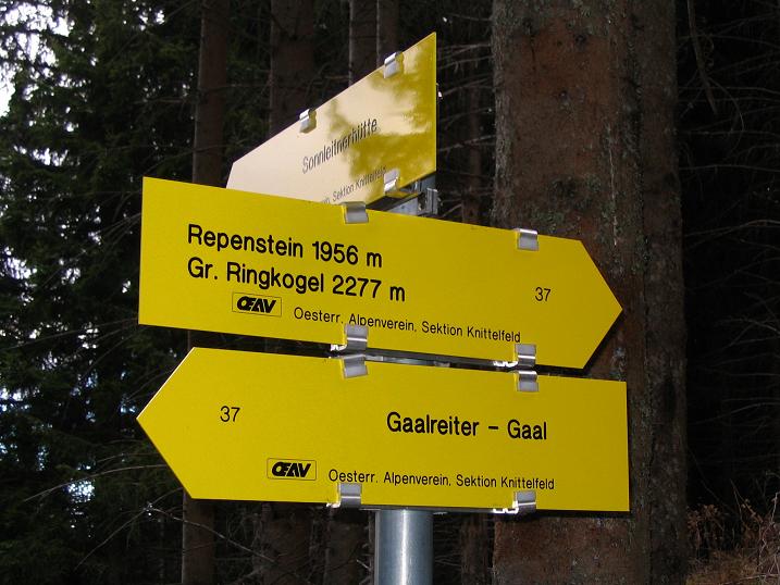 Foto: Andreas Koller / Wandertour / Großer Ringkogel und Pletzen (2345 m) / Wegweiser im Anstieg / 26.04.2007 02:45:55