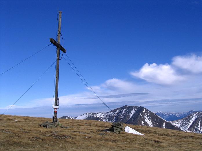 Foto: Andreas Koller / Wandertour / Großer Ringkogel und Pletzen (2345 m) / Gipfelkreuz am Ringkogel / 26.04.2007 02:47:05
